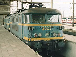  La 2622 stationne le long des anciens quais de la poste à Mons.