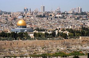 Jérusalem vue du mont des Oliviers vers le Dôme du Rocher et, en arrière-plan, les dômes du Saint-Sépulcre ; à droite, la Porte dorée, murée, par où est attendue la venue ou le retour du Messie.
