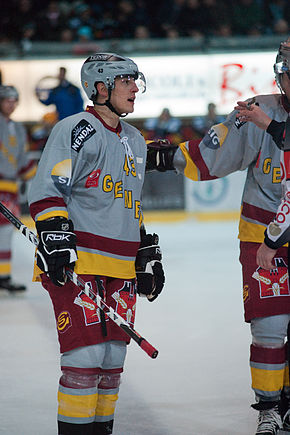 Accéder aux informations sur cette image nommée John Gobbi - Fribourg-Gottéron vs. Genève-Servette, 6th March 2010.jpg.