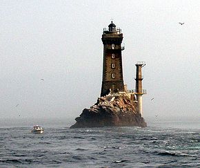 Le phare par temps calme, la tour Temperley est en blanc sur la droite (aujourd'hui disparue)
