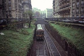 Au début des années 1980, un élément Standard alimenté par troisième rail se dirige vers Auteuil-Boulogne, vu ici entre les gares de l'avenue Henri-Martin et de Passy.