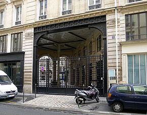 A gauche, l'entrée avec atlantes, côté rue du Louvre et, à droite, l'entrée côté rue du Bouloi.