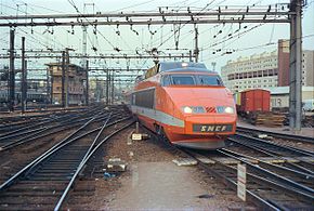  TGV Sud-Est entrant en Gare de Paris Gare de Lyon (1987).