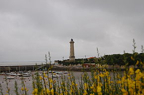 Le phare vu depuis le boulevard de la Côte de Beauté