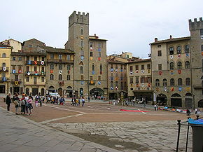 Piazza Grande et maison-tour toscane des Lappoli