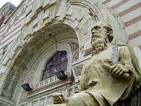 Entrée monumentale de la Cathédrale Saint Jean le Baptiste.