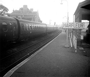 A la fin de l'époque vapeur sur l'Ouest, une rame saucisson homogène, tractée par une 141R, passe à Harfleur en direction du Havre. La caténaire 25kV est en cours d'installation.  Cl. Frédéric BEVERNAGE