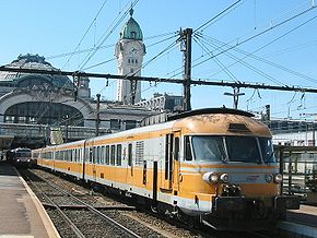 Rame "Turbotrain" effectuant la liaison Bordeaux-Lyon à l'arrêt en gare de Limoges Bénédictins - 14 septembre 2003