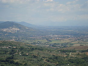 Vue de la frazione de villa Adriana (centre droit) et de Tivoli (gauche sur la montagne) depuis Sant'Angelo Romano