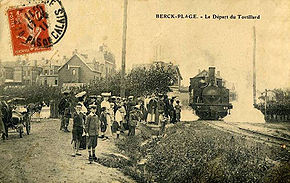 Estivants devant le train au départ de Berck-Plage
