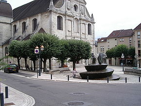 Eglise et fontaine.