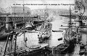 Le pont National livre passage au croiseur Duguay-Trouin, en 1901
