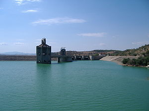 Vue du barrage et de sa centrale hydroélectrique