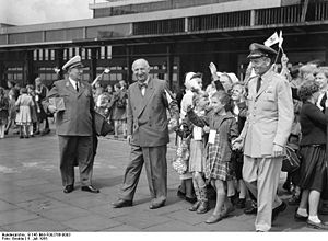 Otto Suhr (au milieu), 1955