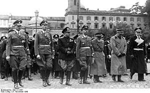 Représentants de la hiérarchie fasciste italienne et nazie lors des funérailles du chef de la police italienne, Arturo Bocchini (it), en 1940. De gauche à droite : Karl Wolff, Reinhard Heydrich, <inconnu>, Heinrich Himmler, Emilio de Bono, Rodolfo Graziani, Hans Georg von Mackensen (diplomate).
