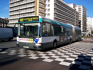 Un bus Trans-Val-de-Marne arrivant à l'arrêt Rouget de Lisle en direction d'Antony