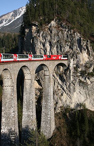 Un train franchissant le viaduc de Landwasser et entrant dans le tunnel du même nom, sur la ligne Glacier Express du Chemin de fer rhétique.