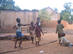 Children playing in Buguni Mali 010605.jpg