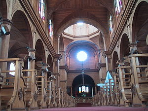 Vue intérieure d’une église en bois de l’île de Chiloe