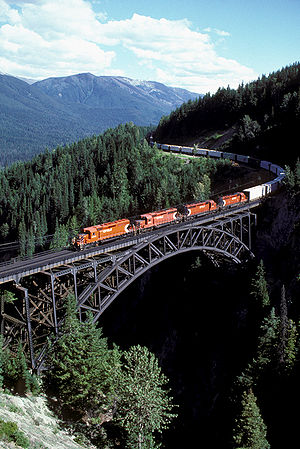 Un train de marchandises du Canadien Pacifique traverse le pont du ruisseau Stoney