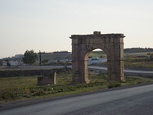 Porte antique à l'entrée d'El Krib