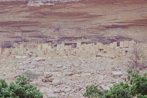 Village tellem construit au flanc de la falaise et utilisé par les Dogons.
