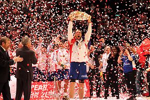 Le capitaine Jérôme Fernandez brandit le trophée du championnat d'Europe devant l'ensemble de l'équipe de France