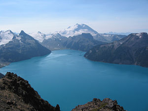 Le lac Garibaldi avec vue sur la face nord du Mont Garibaldi
