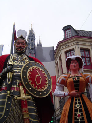 Gayant et Marie Cagenon devant le beffroi de Douai