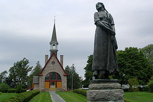 Statue d'Evangéline et église-souvenir