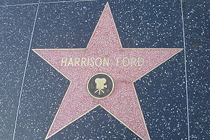 Les empreintes de Harrison Ford dans le ciment du Grauman's Chinese Theatre et son étoile sur Hollywood Boulevard.
