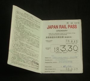 Photographie d'un titre de transport Japan Rail Pass sous la forme d'une carte pliée en deux