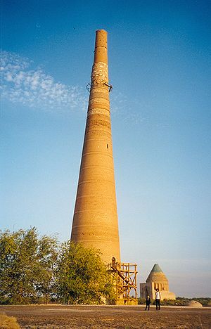 Minaret de Gutluk-Temir, haut de 60 m, avec le mausolée en arrière-plan