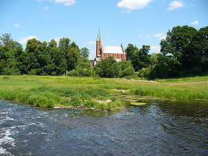 L'église de Krasnoznamensk et la rivière Šešupė.