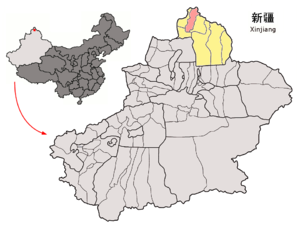 Localisation de la ville de Burqin dans le xian de Burqin (en rose) et la préfecture d'Altay (en jaune)