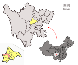 Localisation de la ville de Chongzhou dans sa juridiction (en rose) et la préfecture de Chengdu (en jaune)