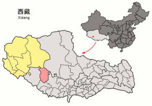 Localisation du xian de Coqên (en rose) dans la préfecture de Ngari (en jaune)