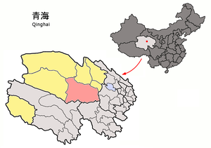 Localisation de la ville de Dulan dans le district de Dulan (en rose) et la préfecture de Haixi (en jaune)