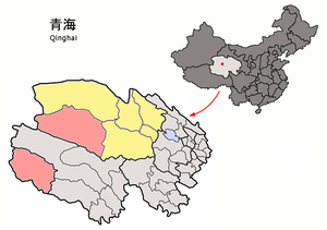 Localisation de la ville de Golmud dans le district de Golmud (en rose) et la préfecture de Haixi (en jaune)