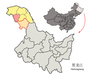 Localisation du district de Huzhong (en rose) dans la préfecture de Daxing'anling (en jaune et saumon clair)