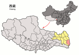 Localisation du xian de Markam (en rose) dans la préfecture de Qamdo (en jaune)