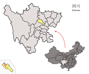 Localisation de la ville de Mianzhu dans sa juridiction (en rose) et la préfecture de Deyang (en jaune)
