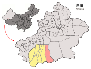 Localisation de la ville de Minfeng dans le district de Minfeng (en rose) et la préfecture de Hotan (en jaune)