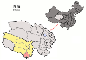 Localisation de la ville de Nangqên dans le district de Nangqên (en rose) et la préfecture de Yushu (en jaune)