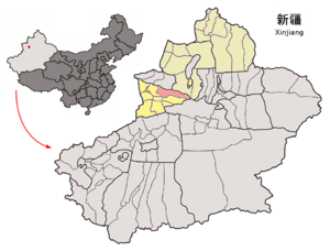 Localisation du xian de Nilka (en rose) dans la préfecture d'Ili (en jaune et écru)[1]