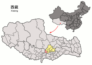 Localisation du xian de Nyêmo (en rose) dans la préfecture de Lhassa (en jaune)