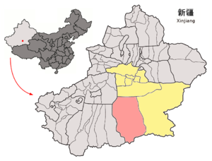Localisation de la ville de Cherchen dans le xian de Qiemo (en rose) et la préfecture de Bayin'gholin (en jaune)