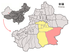 Localisation de la ville de Ruoqiang dans le district de Ruoqiang (en rose) et la préfecture de Bayin'gholin (en jaune)