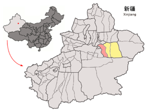 Localisation du xian de Toksun (en rose) dans la préfecture de Tourfan (en jaune)