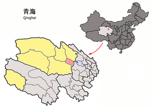 Localisation de la ville de Wulan dans le district de Wulan (en rose) et la préfecture de Haixi (en jaune)